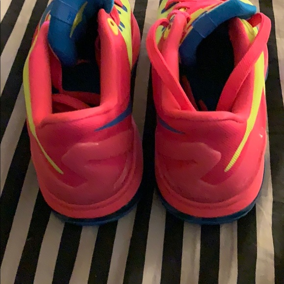 girls NIKE tennis shoes - Picture 4 of 4